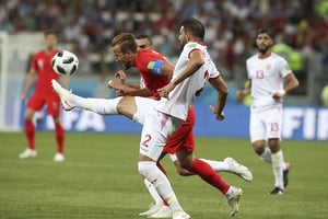 Le défenseur Syam Ben Youssef à la lutte avec l’Anglais Harry Kane, le 18 juin. © Thanassis Stavrakis/AP/SIPA