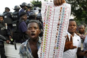 Des électeurs de l’opposition se plaignent des conditions de vote lors des élections générales du 28 décembre 2011. © JEROME DELAY/AP/SIPA