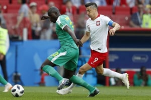 Le Sénégalais Kalidou Koulibaly au duel avec le Polonais Lewandoski, le 19 juin. à Moscou. © Eduardo Verdugo/AP/SIPA