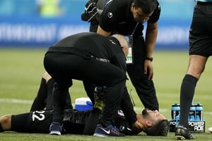 Mouez Hassen blessé lors du match Tunisie-Angleterre, le 18 juin, en Russie. © Frank Augstein/AP/SIPA