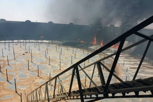 Incendie sur le terminal de Ras Lanuf, le 16 juin 2018 en Libye, après des affrontements entre factions rivales pour en prendre le contrôle. © The National Oil Corporation/ Handout via Reuters
