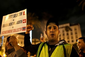 Des salariés de Centrale Danone manifestent devant le Parlement marocain, le 5 juin 2018, contre le boycott (image d’illustration). © REUTERS/Youssef Boudlal