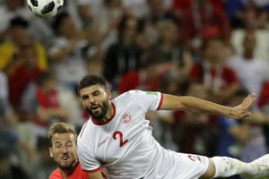 Le Tunisien Syam Ben Youssef s’envole au-dessus de l’Anglais Harry Kane, lors du Mondial 2018, le 18 juin à Volgograd, en Russie. © Sergei Grits/AP/SIPA