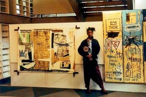 L’artiste devant ses toiles au Centre Culturel français d’Abidjan, octobre 1986. © Monique Le Houelleur