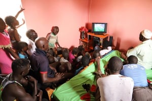 Pour suivre le match Sénégal-Japon, les habitants du village de Sine Kane, au Sénégal, se sont retrouvés devant l’un des trois seuls téléviseurs du village. © Youenn Gourlay pour JA