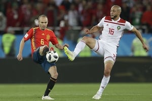 Le Marocain Nordin Amrabat dispute le ballon à Andres Iniesta, le 25 juin 2018. © Petr David Josek/AP/SIPA