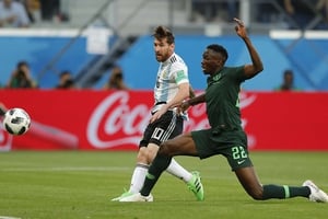 Lionel Messi prenant de vitesse la défense du Nigeria pour ouvrir le score, le 26 juin 2018 en Russie. © Ricardo Mazalan/AP/SIPA