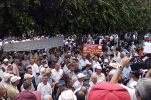 Des retraités manifestent devant le siège du ministère des Affaires sociales. © DR
