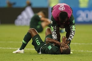 Le joueur nigérian Odion Ighalo effrondré après l’élimination du Nigeria face à l’Argentine, le 26 juin 2018. © Ricardo Mazalan/AP/SIPA