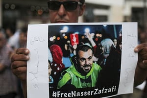 Un manifestant tenant un portrait de Nasser Zefzafi, le 27 juin 2018, à Rabat. © Mosa’ab Elshamy/AP/SIPA