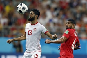 Le Tunisien Ferjani Sassi et le Panaméen Gabriel Gomez fixent le ballon. © Darko Bandic/AP/SIPA