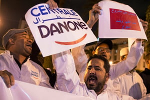 Employees of the company Centrale Danone, a subsidiary of French multinational Danone, protest in front the parliament in Rabat on June 5, 2018, against the boycott of the brand in Morocco.More than a month after its launch, an unprecedented boycott campaign in Morocco against three well-known brands has revived criticism against links between the country’s business and political elite. The campaign is targeting Afriquia service stations, Sidi Ali water and Danone milk — leaders in their sectors — and calling for a drop in prices. / AFP PHOTO / Fadel SENNA © Fadel SENNA/AFP