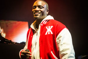Akon, sur scène le 31 octobre 2017 à Londres, en Angleterre. © Ollie Millington/WireImage/Getty