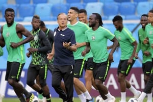Le coach du Nigeria, Gernot Rohr, à l’entraînement avec les Super Eagles, le 25 juin 2018, pendant la Coupe du monde en Russie. © Dmitri Lovetsky/AP/SIPA