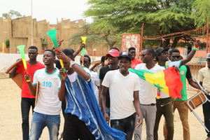 Les étudiants de l’Université de Saint-Louis, déchaînés au moment de la faute sur Sadio Mané, durant le match Sénégal-Colombie au Mondial 2018. © Youenn Gourlay pour JA