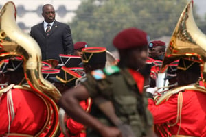 Joseph Kabila, président de la RDC, passe les troupes en revue, le 30 juin 2010, à Kinshasa. © Geert Vanden Wijngaert/AP/SIPA