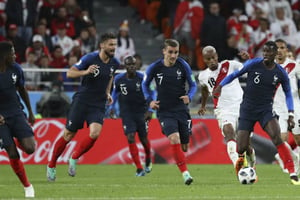 Paul Pogba (d.) et ses coéquipiers de l’équipe de France face au Pérou, le 21 juin 2018 lors du Mondial en Russie. © Kunihiko Miura/AP/SIPA