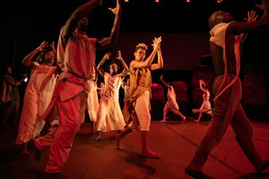 Le spectacle Kirina a été chorégraphié par Serge Aimé Coulibaly, assisté pour la partie musicale par Rokia Traoré. © Philippe Magoni