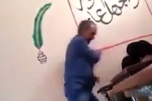 Un professeur d’un lycée de Khouribga frappe et insulte une jeune élève. © Capture d’écran / Youtube