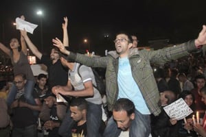 Des manifestants protestent contre la grâce de Daniel Galvan, le 6 août 2013, à Casablanca. © AP/SIPA