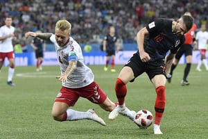 Le Danois Kjaer à la lutte avec le Croate Rebic, le 1er juillet 2018. © Martin Meissner/AP/SIPA