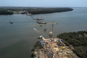 Construction du pont Trans Gambia Bridge sur le fleuve Gambie en juillet 2017 © Sylvain Cherkaoui pour Jeune Afrique