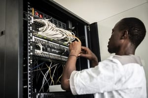 Montage d’un système de serveur de CAP DC, à Rufisque. © Sylvain Cherkaoui pour Jeune Afrique