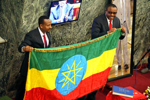 Hailemariam Desalegn avec Abiy Ahmed (à g.), à la Chambre des représentants du peuple, le 2 avril, à Addis-Abeba. © Tiksa Negeri/REUTERS