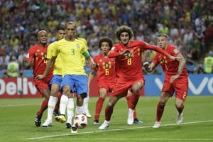 Le Brésilien Miranda et le Belge Fellaini se disputent le ballon, le 6 juillet 2018. © Matthias Schrader/AP/SIPA
