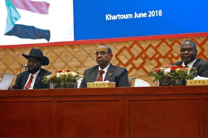 Le président soudanais Omar el-Béchir entouré du président du Soudan du Sud Salva Kiir (G) et du chef rebelle Riek Machar, lors d’un round de pourparlers le 27 juin 2018 à Khartoum. © Ashraf Shazly/AFP.