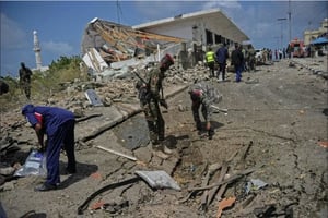 Des membres des forces de sécurité sur les lieux d’un attentat revendiqué par les insurgés islamistes shebab, le 7 juillet 2018 à Mogadiscio. © Mohamed Abdiwahab/AFP.