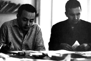 Béchir Ben Yahmed et Mohamed Ben Smaïl dans la salle de rédaction d' »Afrique Action » à Tunis, en 1960. © Archives Jeune Afrique-REA