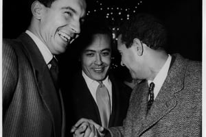Mohamed Ben Smaïl (à g.) avec Béchir Ben Yahmed (c.), à Tunis, en 1960. © Archives Jeune Afrique
