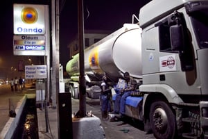 Camion citerne a une station service Oandoenergie, transport, nuit *** Local Caption *** People sit on a fuel tanker outside an Oando petrol station, which is one of the largest Nigerian-owned oil companies. © Jacob SILBERBERG/PANOS-REA
