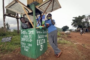 Centre d’appels dans une commune rurale du Kenya. © Sven Torfinn/PANOS-REA