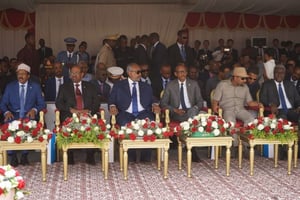De g. à d. les présidents somalien, soudanais, djiboutien et rwandais, le Premier ministre éthiopie, et le résident de la commission de l’UA. © DR
