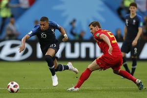 Le Français Kilian Mbappé face au Belge Jan Vertonghen, le 10 juillet 2018 à Saint-Petersbourg. © Frank Augstein/AP/SIPA