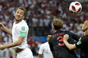L’attaquant anglais Harry Kane dispute un ballon aérien au défenseur croate Strinic, le 11 juillet 2018. © Francisco Seco/AP/SIPA