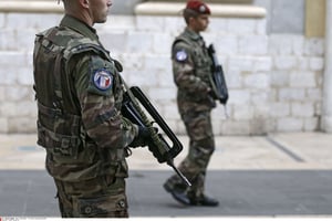 Des soldats patrouillant dans les rues de Nice, en France, après l’attentat en 2015. (photo d’illustration) © Lionel Cironneau/AP/SIPA