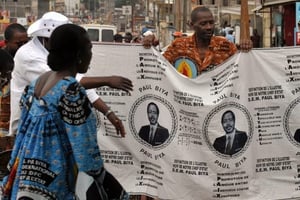 Les partisans du président sortant Paul Biya, vêtus de vêtements à l’effigie de leur chef. © SEYLLOU DIALLO / AFP