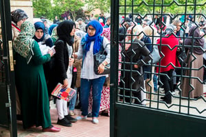 Des candidates se rendant à l’examen de notaire de droit islamique (adoul), le 6 mai, à Rabat. © Fadel Senna/AFP