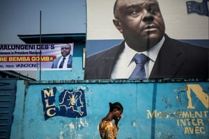 Une femme passe devant un portrait géant de l’ancien vice-président congolais Jean-Pierre Bemba, le 8 juin 2018 à Kinshasa. © John Wessels/AFP