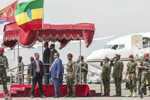 Le président érythréen, Issaias Afeworki (g), est accueilli par le Premier ministre éthiopien, Abiy Ahmed, à l’aéroport d’Addis Abeba, le 14 juillet 2018 en Ethiopie. © MAHEDER HAILESELASSIE TADESE / AFP
