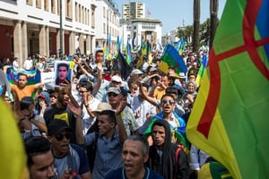 Des Marocains manifestent le 15 juillet 2018 à Rabat contre la récente condamnation à des peines de prison de dizaines de prison de dizaines de militants du Hirak, le mouvement de contestation qui a secoué le nord du Maroc de fin 2016 à 2017. © Fadel Senna/AFP.