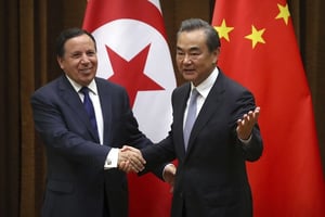 Khemaies Jhinaoui, ministre tunisien des Affaires étrangères, et son homologue chinois, Wang Yi, à Beijing, en juillet 2017. © Mark Schiefelbein/AP/SIPA