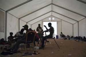 Des migrants sierra-léonais attendent dans un centre de l’OIM à Agadez, au Niger © Jerome Delay/AP/SIPA