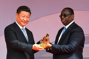 Le président du Sénégal Macky Sall (à droite) et son homologue chinois Xi Jinping lors de la cérémonie d’inauguration d’une arène de lutte à Dakar, le 22 juillet 2018 © Seyllou/AFP