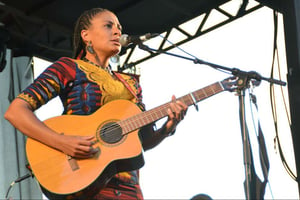 Sona Jobarteh, sur la scène d’Africajarc, dans le sud de la France. © DR / Africajarc