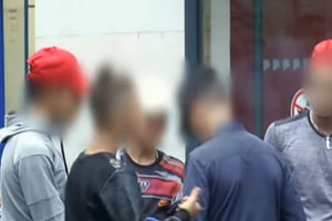 Des mineurs dans la rue du 18e arrondissement de Paris, en août 2017. © Capture d’écran Youtube / France 24