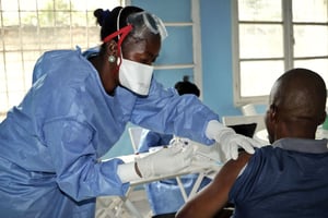 Lors de la campagne de vaccination contre Ebola menée par l’OMS, à Mbandaka, en RDC, le 30 mai 2018. © Sam Mednick/AP/SIPA